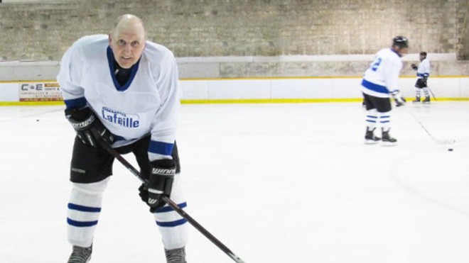 Ông Alfred Roberts đánh hockey ở tuổi 70. Ảnh: Sciencedaily