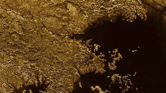 Titan là vật thể vũ trụ duy nhất trong hệ Mặt trời, ngoài Trái đất, có chất lỏng chảy trên bề mặt.
