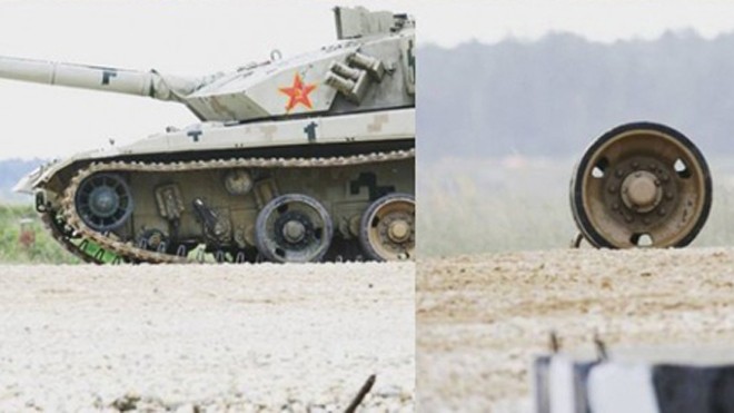 Xe tăng Type 96B của đội Trung Quốc và chiếc bánh bị văng ra ngoài. Ảnh: MilitaryInformant