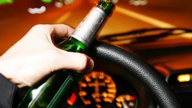 Uống rượu bia lái xe gây nguy hiểm lớn cho người khác. Ảnh minh họa