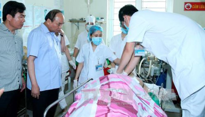 Thủ tướng Nguyễn Xuân Phúc thăm các nạn nhân tại Bệnh viện Đa khoa tỉnh Yên Bái - Ảnh: TTXVN