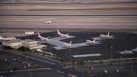 Các máy bay phục vụ riêng cho các chuyến bay tới Vùng 51 tại sân bay quốc tế ở Las Vegas. (Ảnh: Alamy)