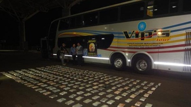Các gói ma túy được xếp cạnh xe khách bị chặn bắt. Ảnh: Paraguay National Antidrug Secretariat