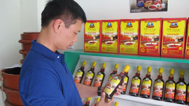 Người tiêu dùng vẫn khó nhận biết đâu là sản phẩm nước mắm Phú Quốc "xịn" với sản phẩm mang danh Phú Quốc. Ảnh: VQ
