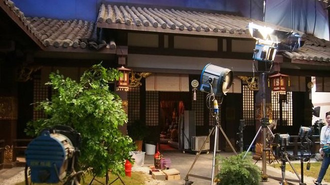 Phim trường tại Trung Quốc rộng nhưng thô sơ. Để quay phim, các đoàn phim phải chịu khó đầu tư từ A đến Z. Hệ thống chống nóng được phủ vải xanh, đồ đạc lung tung là hình ảnh thường thấy. Ảnh: Douban.