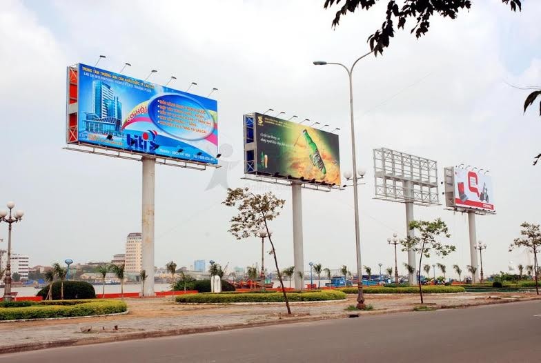 Biển quảng cáo cỡ lớn tại Hà Nội. Ảnh Như Ý (ảnh chỉ mang tính minh họa)