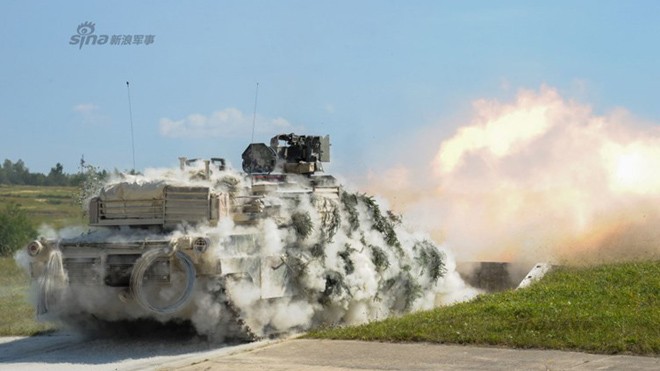 Mục kích xe tăng M1A1 Abrams của Mỹ khai hỏa dữ dội