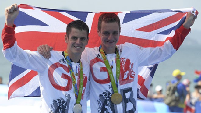 Hai anh em Alistair Brownlee (phải) và Jonathan Brownlee đoạt HC vàng lẫn HC bạc ba môn phối hợp cho Anh quốc tại Rio 2016. Ảnh: Reuters.