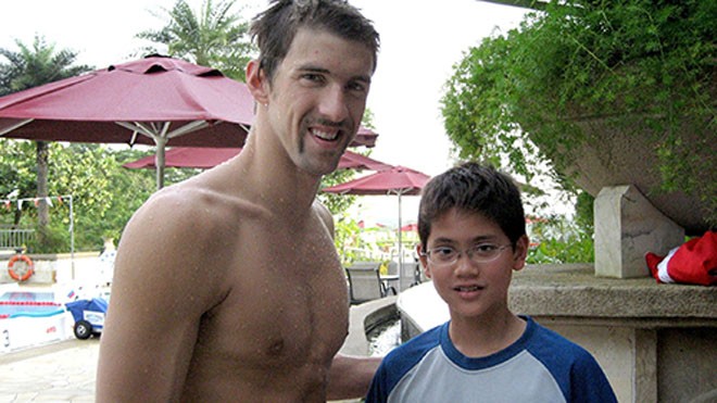 Từ thuở còn là một cậu bé bẽn lẽn đứng bên người khổng lồ Michael Phelps, Schooling đã tiến bộ vượt bậc, trở thành một ngôi sao bơi lội hàng đầu thế giới, đánh bại chính thần tượng. Ảnh: Reuters.