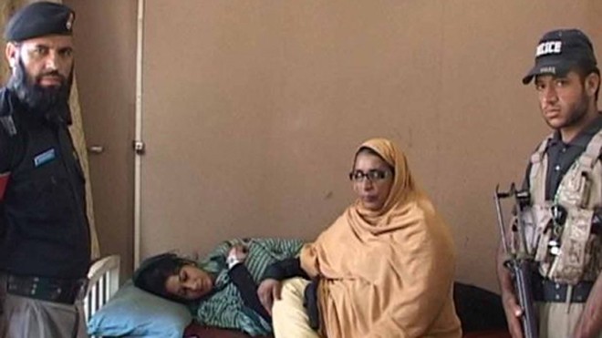 Nạn nhân Shakila Khan đang ở trong tình trạng nguy kịch tại bệnh viện. Ảnh: Daily Mirror