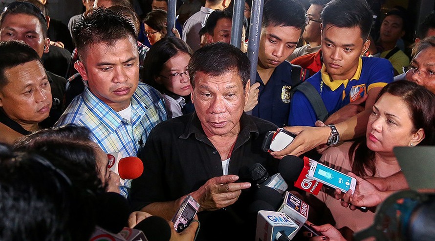 Tổng thống Philippines Rodrigo Duterte (giữa) trong vòng vây báo chí (Ảnh: AFP)