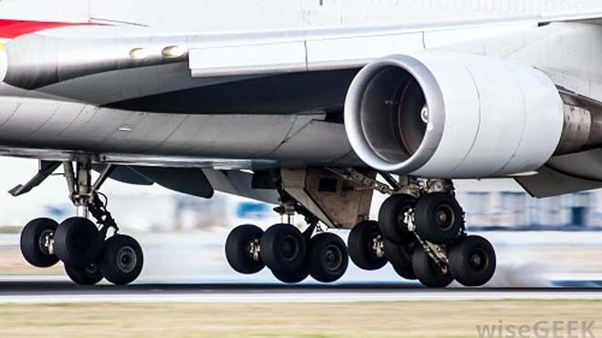 Lốp máy bay có kích thước nhỏ nhưng siêu bền. Ảnh: wiseGEEK.
