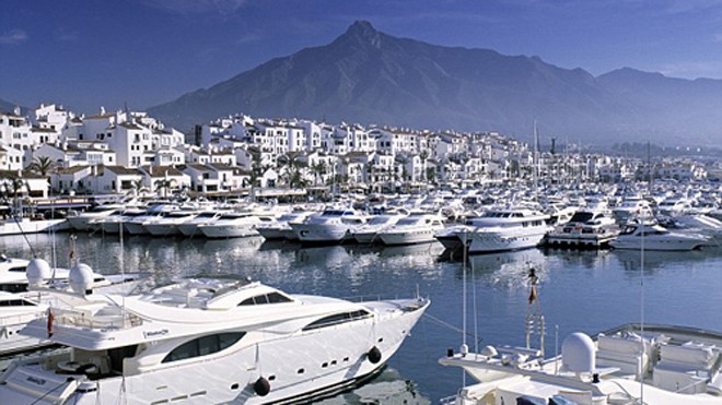Puerto Banus là một khu nghỉ mát sang trọng của Tây Ban Nha, với nhiều du thuyền lớn. Ảnh: Corbis.