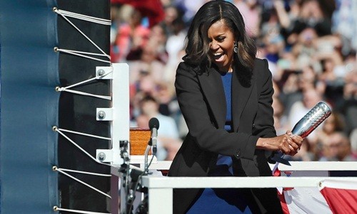 Đệ nhất phu nhân Mỹ Michelle Obama thực hiện nghi lễ rửa tội cho chiếc tàu ngầm lớp Virginia năm 2015. Ảnh: AP