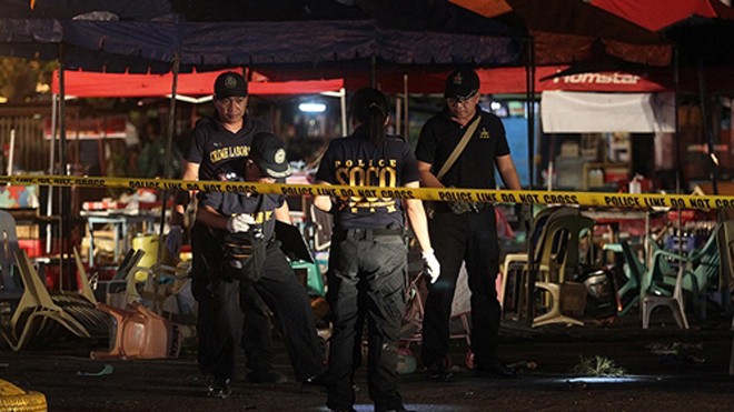 Cảnh sát Philippines phong tỏa hiện trường vụ nổ chợ đêm ở thành phố Davao. Ảnh: Reuters.