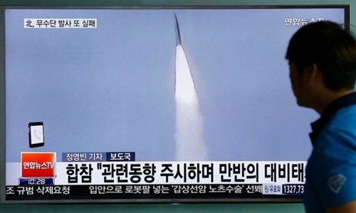 Hình ảnh một vụ phóng tên lửa của Triều Tiên trên truyền hình Hàn Quốc. Ảnh: AP.