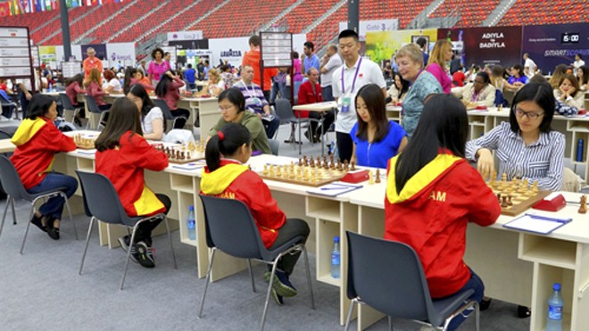 Bốn tuyển thủ nữ Việt Nam thi đấu với Trung Quốc.