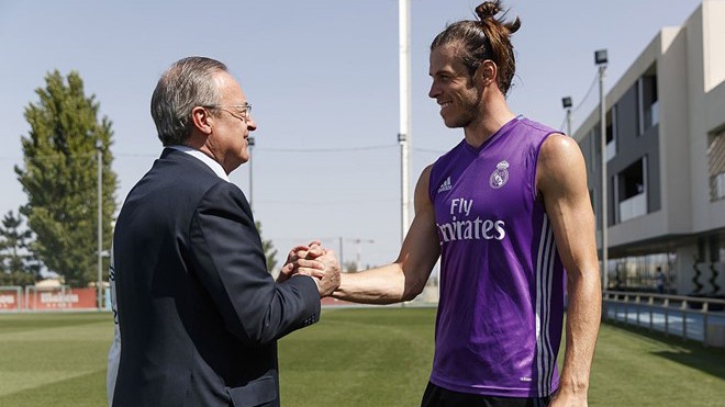 Nhiều cầu thủ bất bình khi Gareth Bale (phải) đề xuất tăng lương với Chủ tịch Perez. Ảnh: Getty Images.