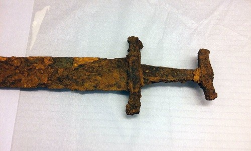 Thanh kiếm Viking còn nguyên vẹn sau 1.000 năm. Ảnh: Cơ quan Di sản Văn hóa Iceland.