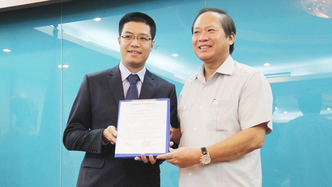 Bộ trưởng Trương Minh Tuấn trao quyết định bổ nhiệm cho đồng chí Nguyễn Thành Chung giữ chức Phó Cục trưởng Cục PTTH&TTĐT.