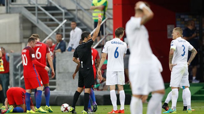 Trọng tài rút thẻ đỏ cho Skrtel trong trận đấu với Anh. Ảnh: Reuters.
