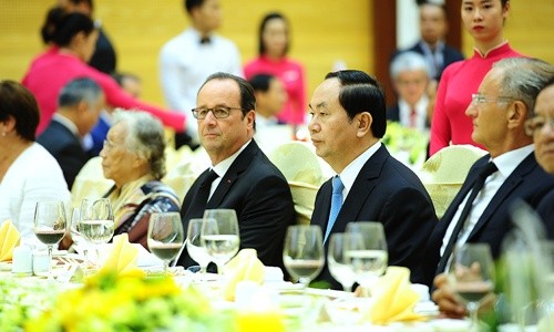 Chủ tịch nước Trần Đại Quang và Tổng thống Pháp Francois Hollande tham dự tiệc chiêu đãi. Ảnh: Giang Huy