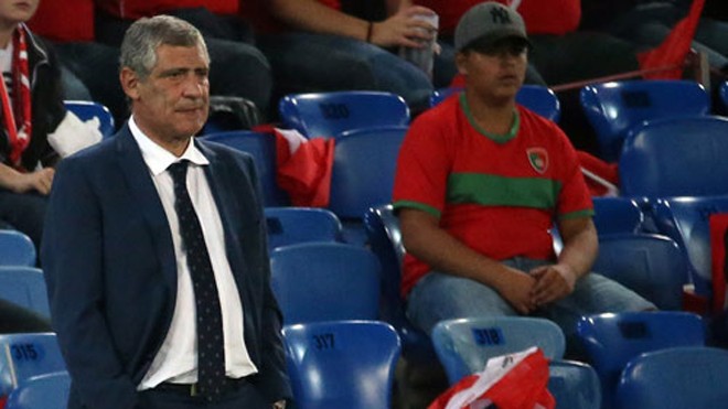 HLV Santos chết lặng khi chứng kiến Bồ Đào Nha thua trắng Thụy Sỹ. Ảnh: Reuters.