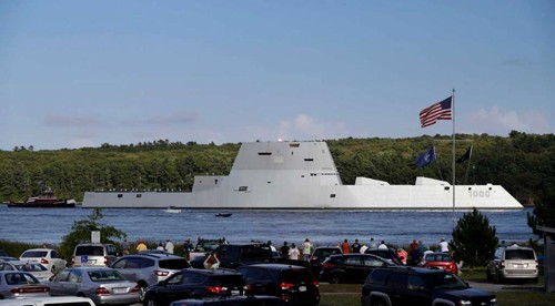 USS Zumwalt rời khỏi xưởng đóng tàu, di chuyển dọc sông Kennebec. Ảnh: NavyTimes