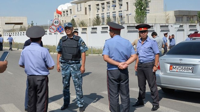 Lực lượng an ninh Kyrgyzstan phong tỏa khu vực quanh đại sứ quán Trung Quốc để điều tra. Ảnh: Time.