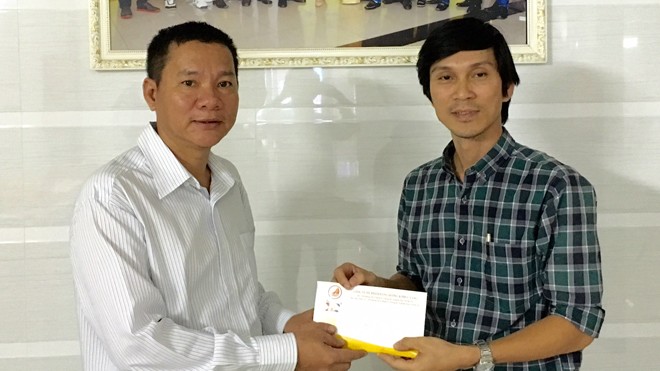 Ông Nguyễn Ngọc Lang thông qua Báo Tiền Phong trao tặng 20 triệu đồng gửi đến anh Phan Văn Bắc. 