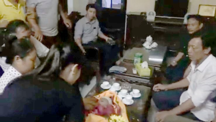 Gia đình sản phụ Ngô Thị Kim Cương bức xúc đặt thi thể hài nhi lên bàn Giám đốc Bệnh viện đa khoa Quốc Oai yêu cầu làm rõ vụ việc