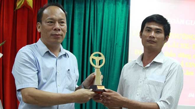 Ông Nguyễn Trọng Thái, Chánh văn phòng Ủy ban ATGT Quốc gia trao cúp “Vô lăng vàng” năm 2016 cho tài xế Phan Văn Bắc, chiều 8/9 - Ảnh: Ngọc Hùng