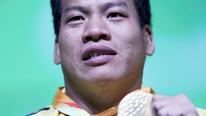 Lê Văn Công với chiếc HC vàng Paralympic đầu tiên trong lịch sử thể thao Việt Nam. Ảnh: Reuters.