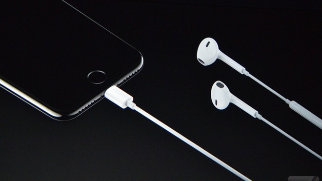 Bỏ giắc cắm tai nghe 3.5mm trên bộ đôi iPhone mới là một quyết định mạo hiểm của Apple, nhưng cũng mang lại nhiều lợi ích.