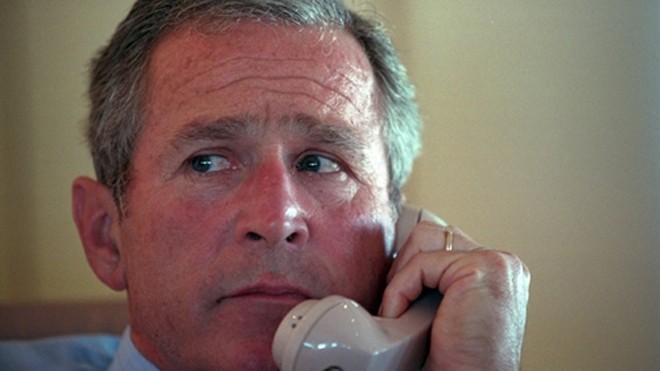 Ông Bush trao đổi với nhân viên qua điện thoại trên chuyên cơ khi đang bay tới căn cứ không quân Barksdale, Louisiana. Ảnh: US National Archive.