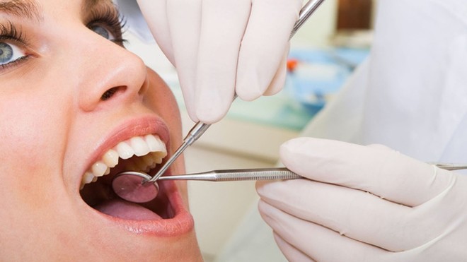 Để hạn chế những rủi ro do khi mọc răng khôn, người bệnh nên đến các cơ sở y tế để được khám và tư vấn hướng điều trị kịp thời. Ảnh minh họa