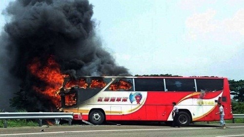 Xe khách bốc cháy trên đường tới sân bay quốc tế Đào Viên. Ảnh: AP