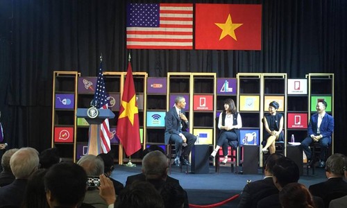 Tổng thống Obama trực tiếp trao đổi với ba doanh nhân trẻ tại Dreamplex trong chuyến thăm Việt Nam mới đây.