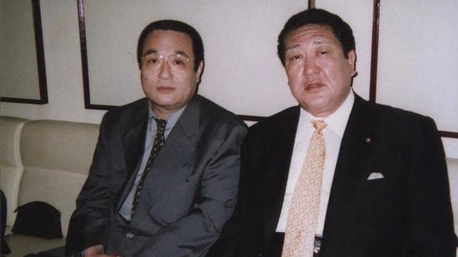 Ông Hidetoshi Tanaka, Phó chủ tịch Ủy ban Olympic Nhật Bản, ngồi cạnh Iwao Yamamoto, một thành viên cấp cao của tổ chức xã hội đen Yamaguchi -gumi vào năm 2004. Ảnh: VICE News.