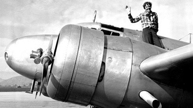 Nữ phi công Earhart bên chiếc máy bay của mình vào năm 1937. Ảnh: AP.