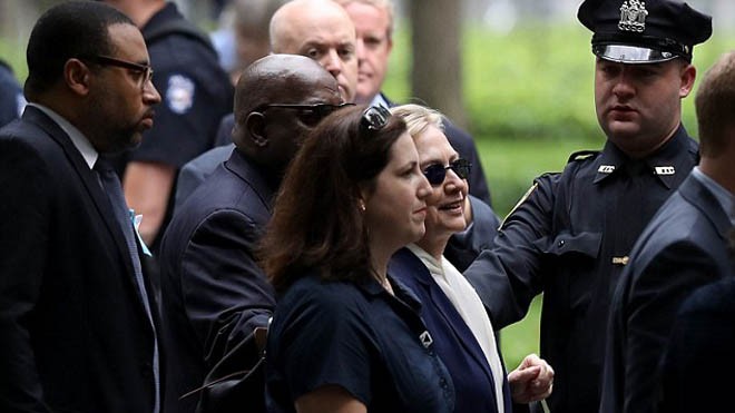 Người phụ nữ luôn đi cùng bà Clinton trong lễ tưởng niệm 11/9. (Ảnh: Getty)