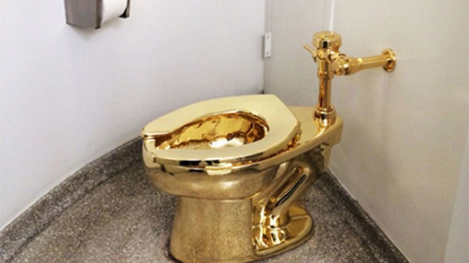 Chiếc bồn cầu làm từ vàng được đặt tại một nhà vệ sinh công cộng của bảo tàng Guggenheim, thành phố New York, Mỹ. Ảnh: The New Yorker