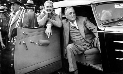 Tổng thống Mỹ Franklin D. Roosevelt và con gái Anna, tháng 9/1935. Ảnh: AP 