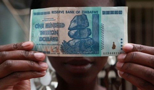 Tờ 100.000 tỷ đôla của Zimbabwe. Ảnh: AP