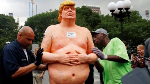 Tượng ông Trump khỏa thân tại công viên Union, New York. (ảnh: BBC)