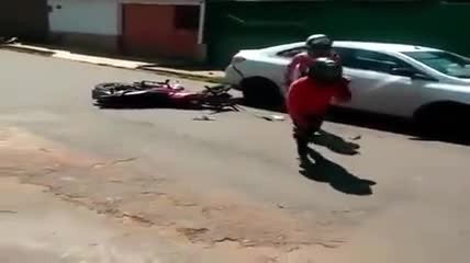 Bốc đầu xe máy, 2 cô gái lao vào ô tô