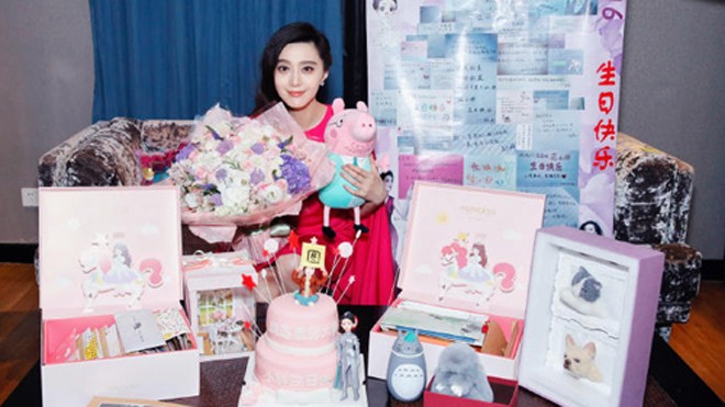Phạm Băng Băng nhận được nhiều quà sinh nhật từ người hâm mộ.