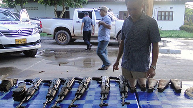 6 khẩu súng tiểu liên AK được nhà chức trách hai nước Lào - Việt thu giữ. Ảnh: Thanh Giang