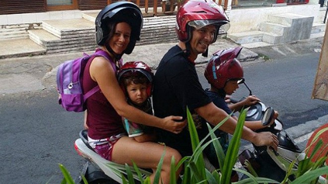 Cả gia đình đi khám phá vùng Ubud, Ấn Độ bằng xe máy. Ảnh: Barcroft.