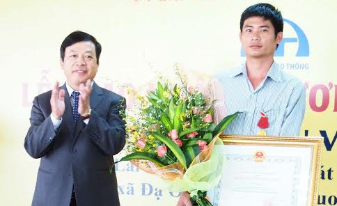 Chủ tịch UBND tỉnh Lâm Đồng trao Huân chương Dũng cảm cho anh Phan Văn Bắc. 